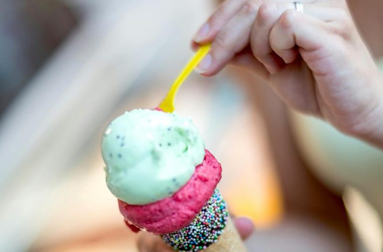 Catador de helados, coctelero, DJ de piscina, algunos de los empleos más singulares del verano