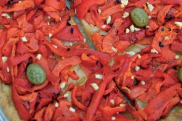 Coca con lo que queda de un bote de pimientos rojos asados
