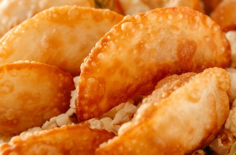 Empanadillas con restos de pollo y queso crema