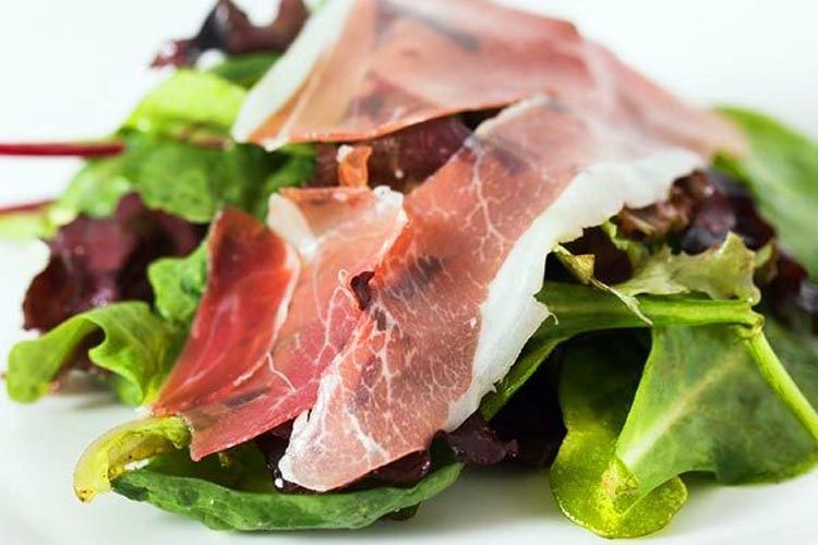 Ensalada con jamón y salmorejo sobrante