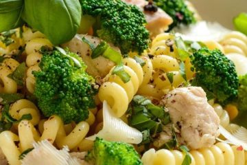 Ensalada de pasta sobrante con pechuga y verduras