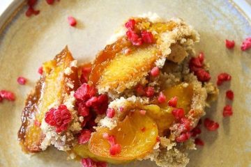 Postre abizcochado de nectarinas maduras