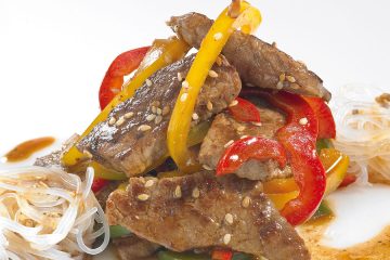 Wok de ternera con pimientos tricolor y fideos