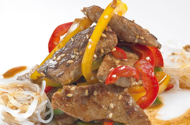 Wok de ternera con pimientos tricolor y fideos