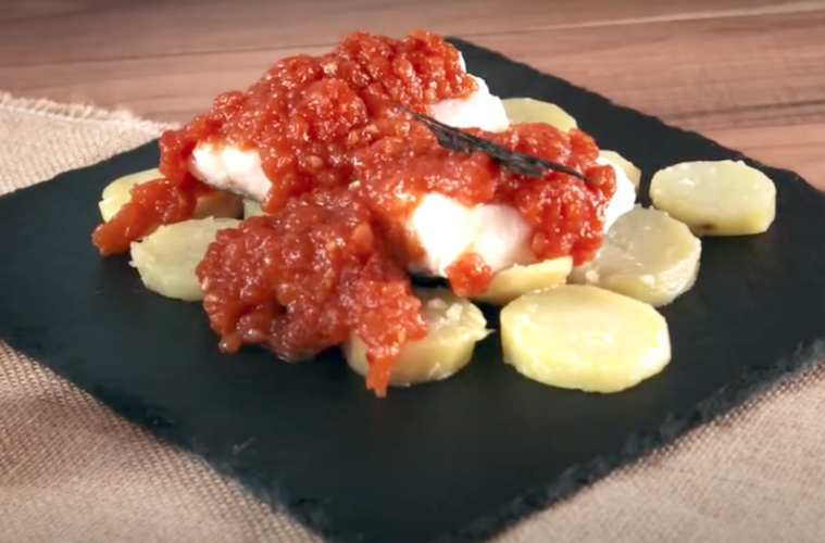 Bacalao confitado con mermelada de tomates que empiezan a madurar