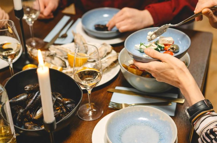 Brindis y buena gastronomía, entre los planes favoritos de los españoles para las vacaciones