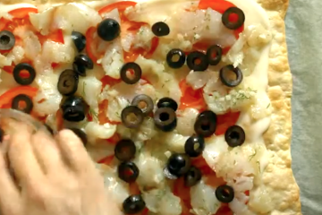 Coca de bacalao, tomate y aceitunas negras