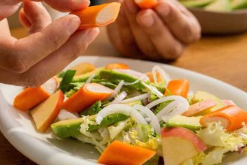 Ensalada de cangrejo, brotes, aguacate y manzana