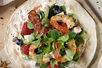 Ensalada de langostinos sobre tortilla mexicana