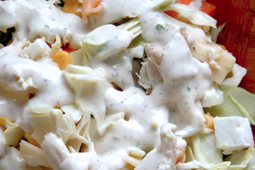 Ensalada de pasta con salsa de aguacate y queso crema
