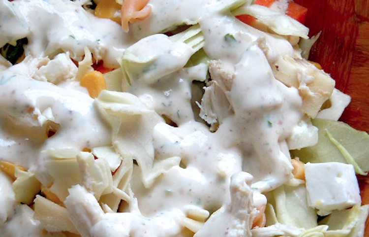 Ensalada de pasta con salsa de aguacate y queso crema