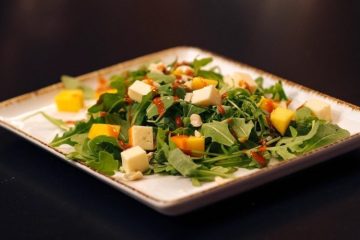 Ensalada de rúcula, mango y cacahuetes olvidados por el armario