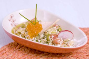 Ensalada de tomate y encurtidos con bonito
