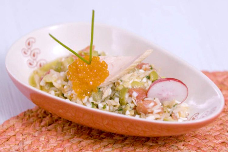 Ensalada de tomate y encurtidos con bonito