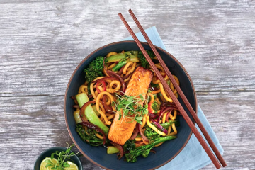 Fideos udon con salmón marinado al horno