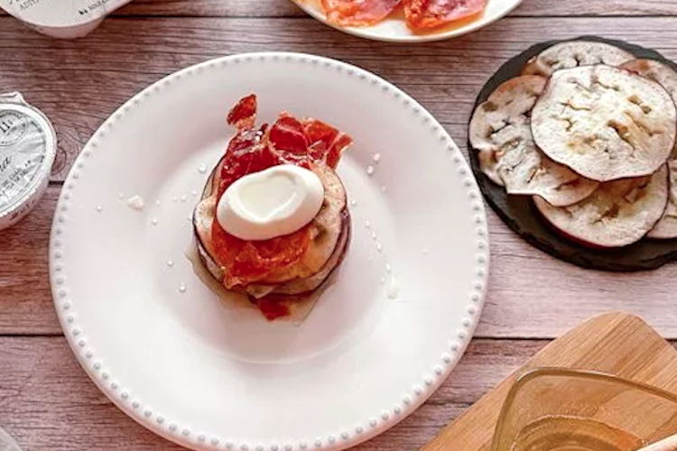 Milhojas de berenjena, jamón y queso de cabra