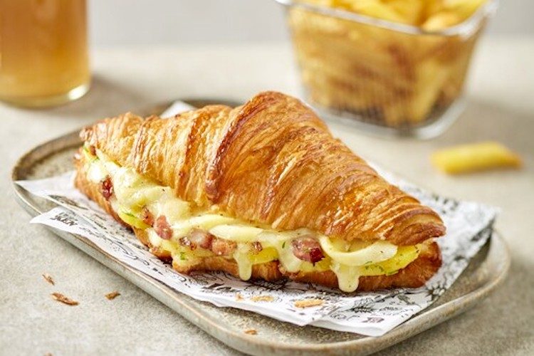 Minicroissants de queso fundido con cebolla y bacon ahumado