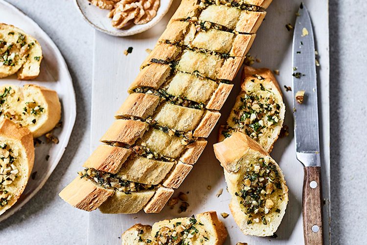 Pan de ajo y nueces
