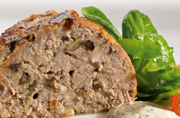 Pastel de ternera picada con frutos secos olvidados por la despensa