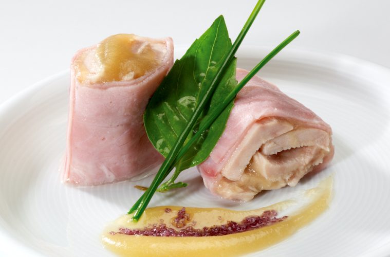 Rollitos de jamón york rellenos de atún en conserva y compota de manzana