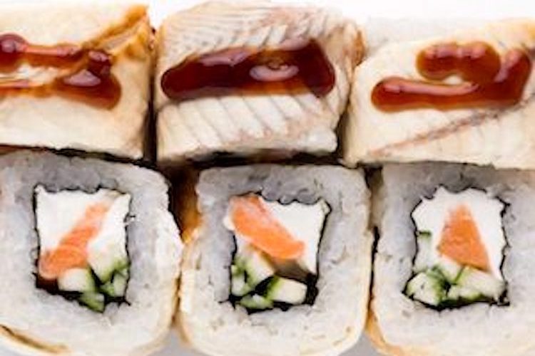 Sushi de anguila ahumada y salmón