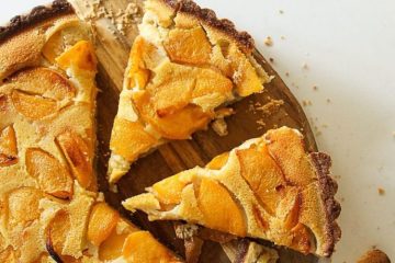 Tarta de melocotones maduros y almendras