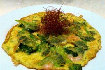 Tortilla con restos de brócoli y gambas