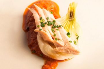 Ventresca de atún con cebolletas asadas y romesco