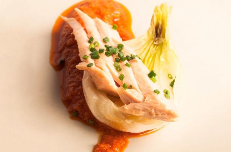 Ventresca de atún con cebolletas asadas y romesco