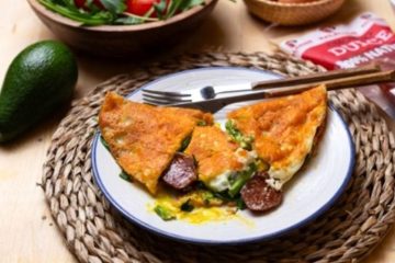 Crujiente de queso y restos de chorizo