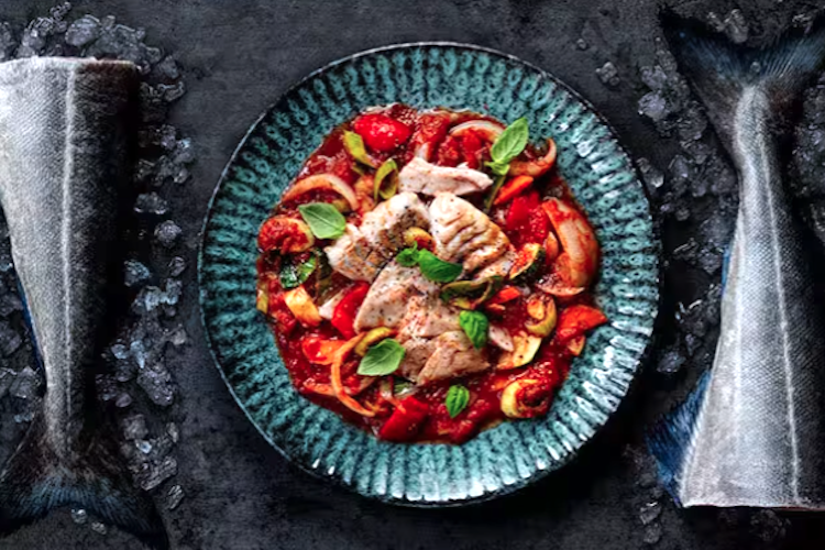 Estofado de fogonero con salsa de tomate y verduras