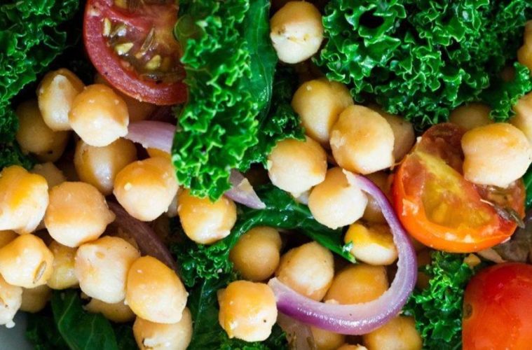 Garbanzos salteados con kale y tomatitos cherry