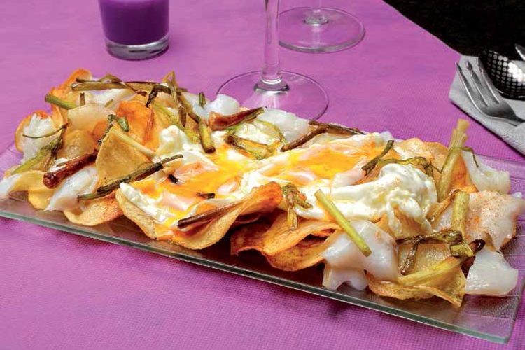 Huevos justitos de fecha con patatas y lascas de bacalao