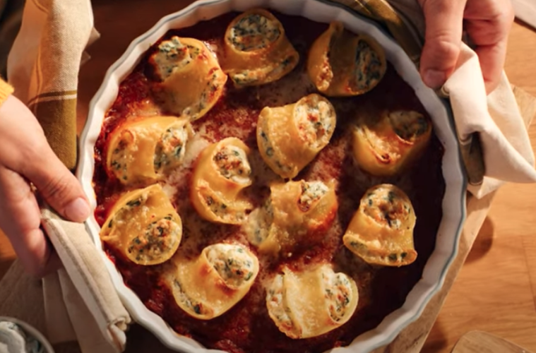 Pasta rellena de brotes de espinaca y ricota