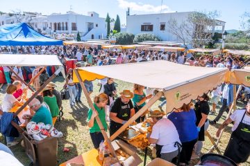Preparando la Feria del Calamar en Santa Eulària des Riu (Ibiza)