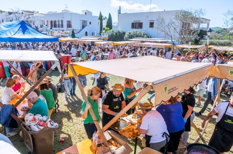 Preparando la Feria del Calamar en Santa Eulària des Riu (Ibiza)