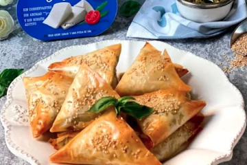 Samosas con tomate, pesto y queso fresco