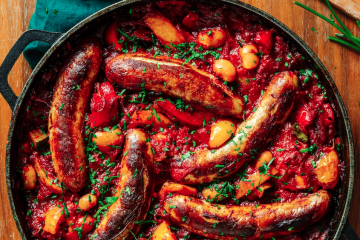 Sartenada de salchichas con alubias y verduras
