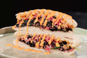 Sándwich de espinacas, bacon y queso con pan de pita