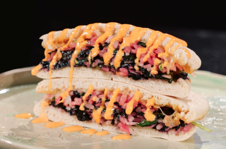Sándwich de espinacas, bacon y queso con pan de pita