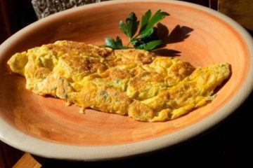 Tortilla francesa con queso curado y hierbas aromáticas