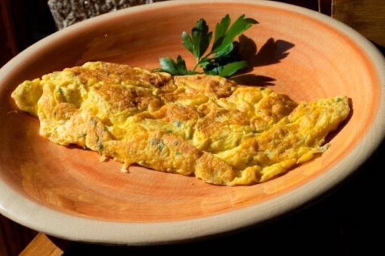 Tortilla francesa con queso curado y hierbas aromáticas