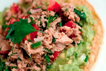 Tortillas de trigo crujientes con atún en conserva y guacamole