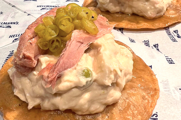 Tortitas de maíz crujientes con ensaladilla rusa y ventresca