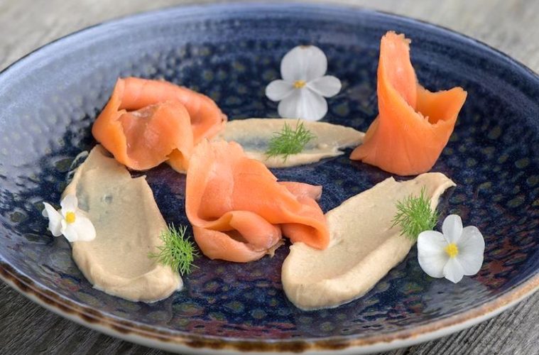 Trucha ahumada con cremoso de foie gras
