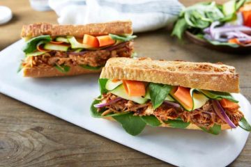 Bocadillo de pulled chicken con alguna pieza de pollo sobrante