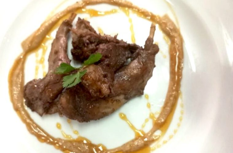 Carne de conejo en salsa de almendras
