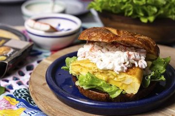 Croissant sobrante que se va a empezar a secar, con tortilla y ensalada de cangrejo