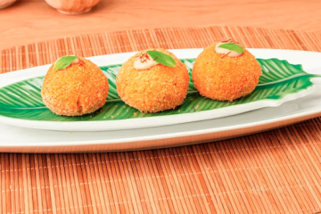 Croquetas de patata y salmón con un toque de mayonesa al curry