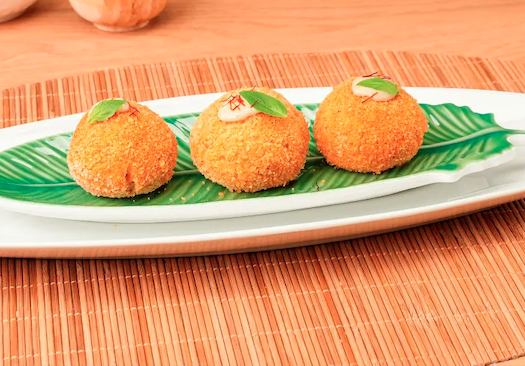 Croquetas de patata y salmón con un toque de mayonesa al curry